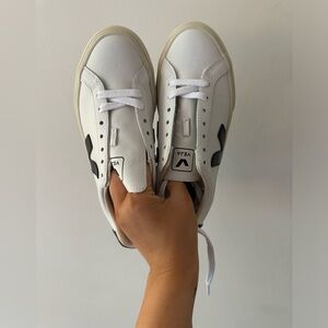 Veja fashion sneaker